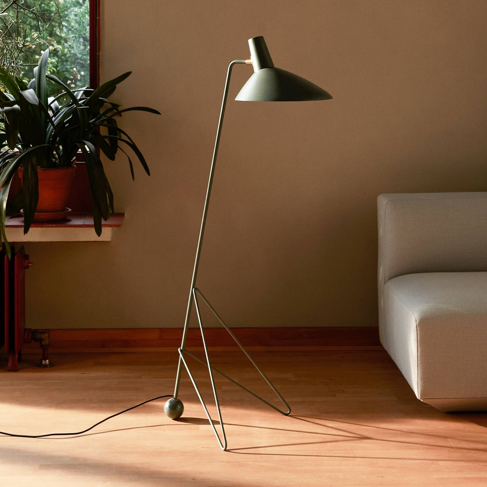 &Tradition Tripod HM8 -lattiavalo, sammalenvihreä