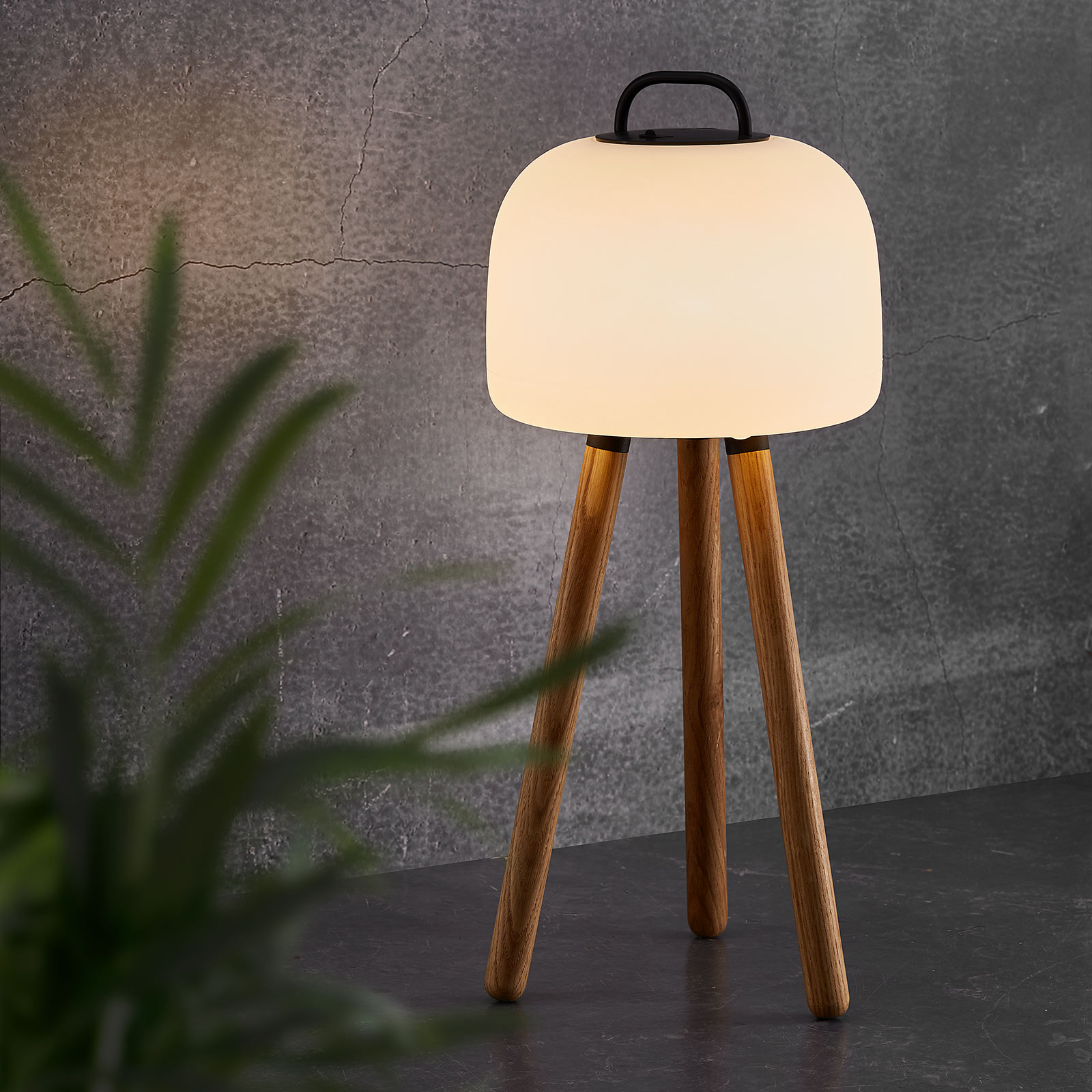 LED-pöytälamppu Kettle, kolmijalka, varjostin 22cm