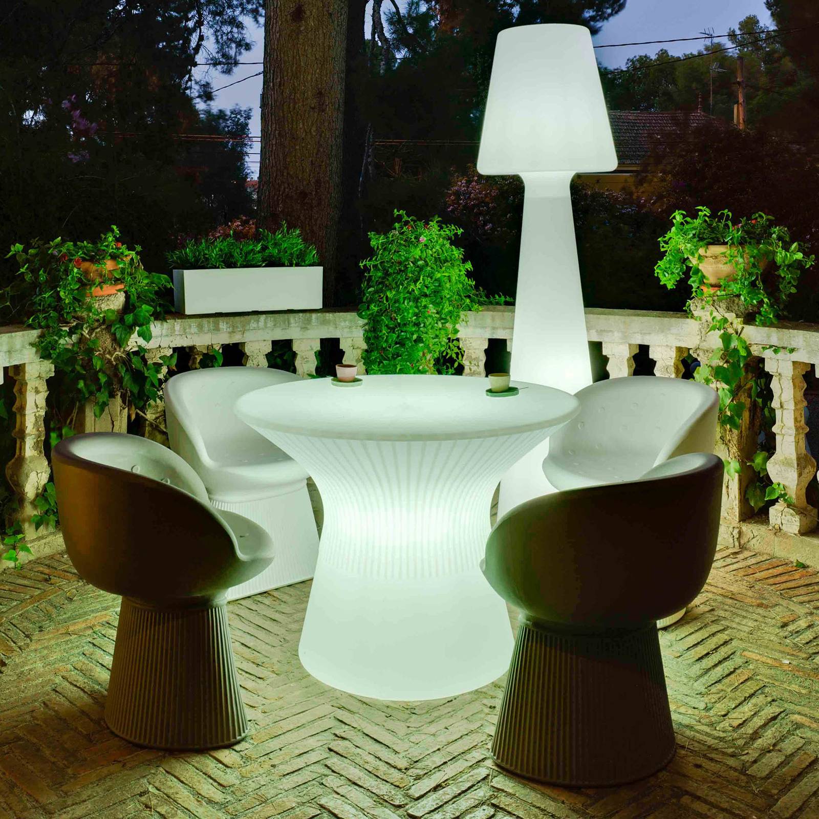 Newgarden Capri -LED-pöytä, korkeus 73 cm